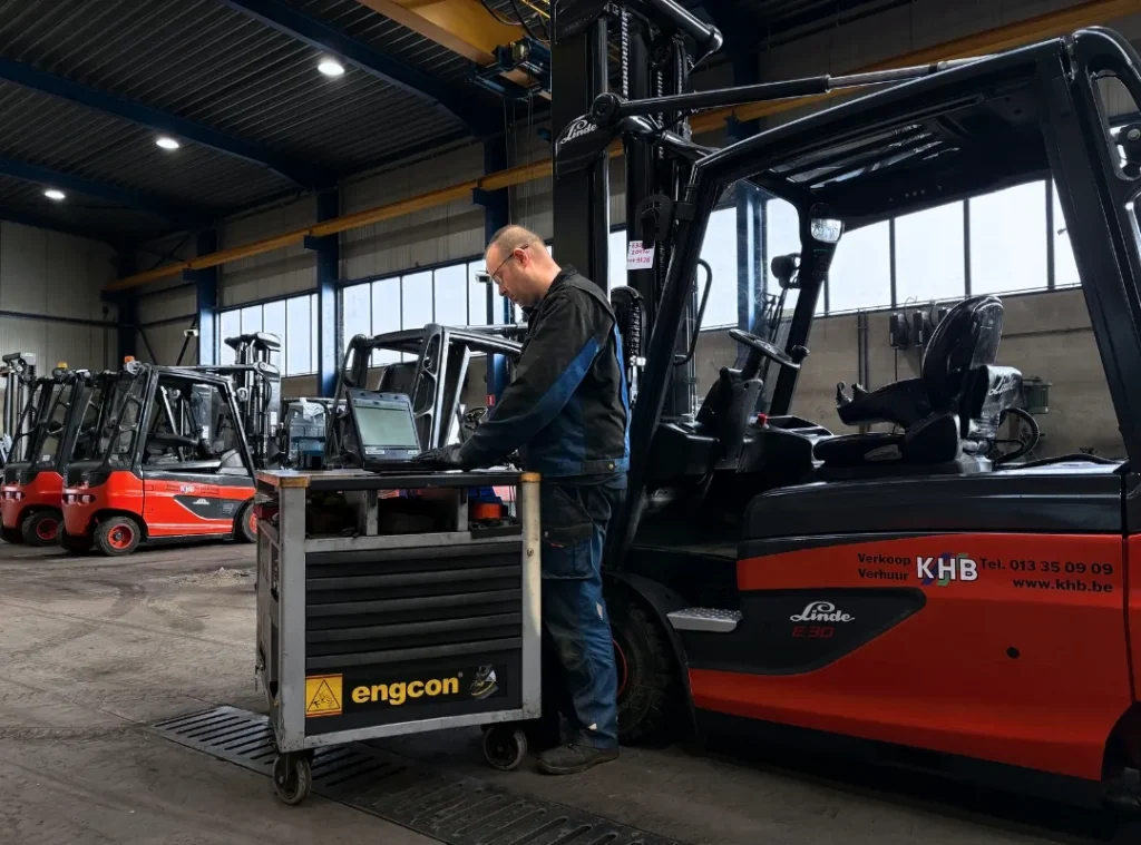 Technieker_op_laptop_analyse_heftruck_linde