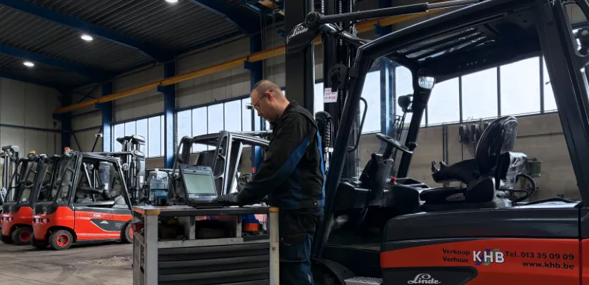 Technieker die diagnose uitvoert bij een Linde heftruck
