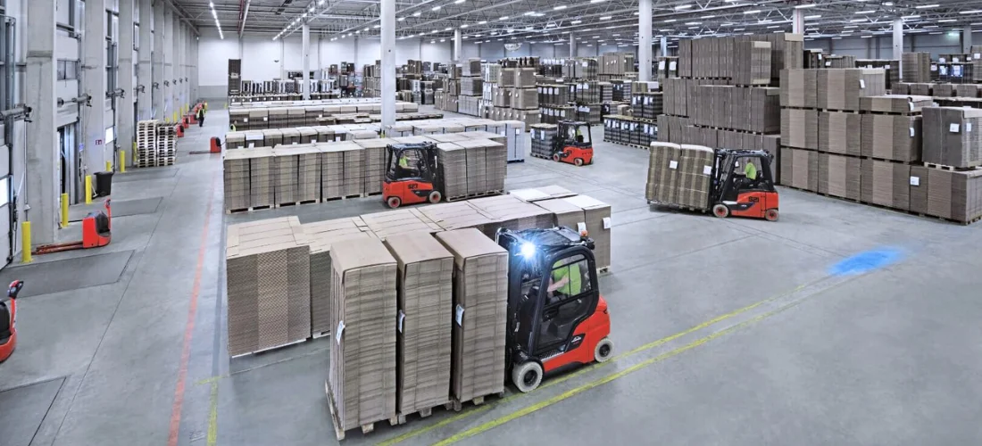 Linde elektrische heftrucks in magazijn