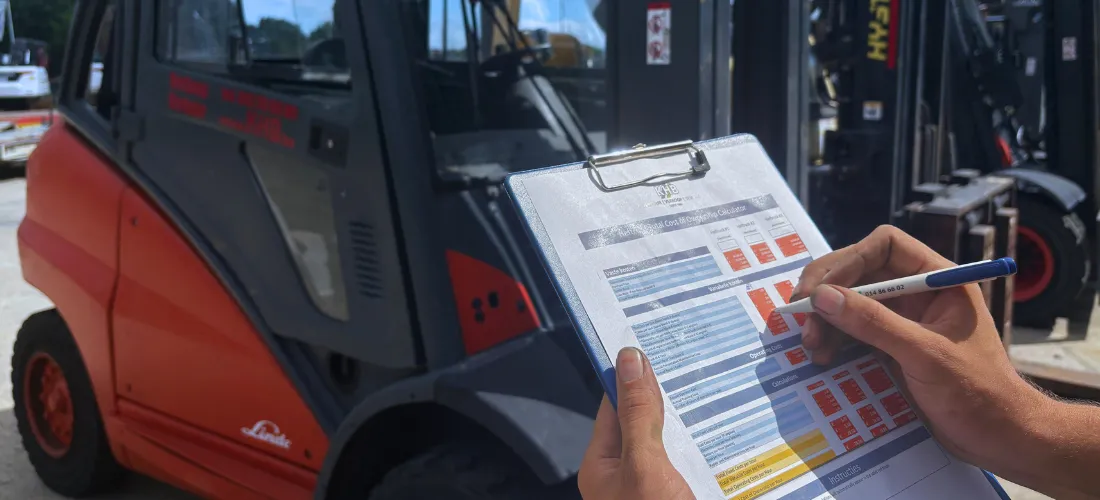 Technieker die TCO calculator voor Revisie heftrucks gebruikt_titelpagina