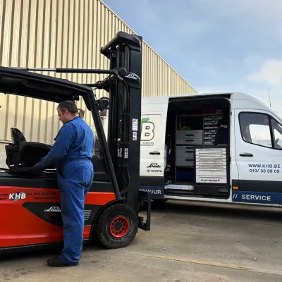 Technieker buitendienst die aan een Linde heftruck werkt